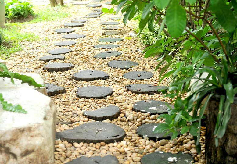 Dekoračné kamene na vytvorenie chodníkov v záhrade