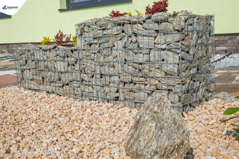 Gabiónový múrik vyplnený kamennou kôrou